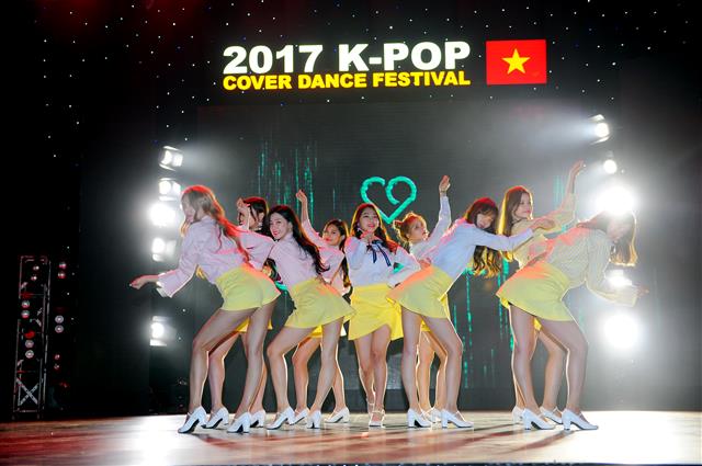 2017 케이팝 커버댄스 페스티벌에서 걸그룹 구구단이 축하공연을 펼치고 있다. 구구단은 이날 심사위원 자격으로 페스티벌에 참가했다.