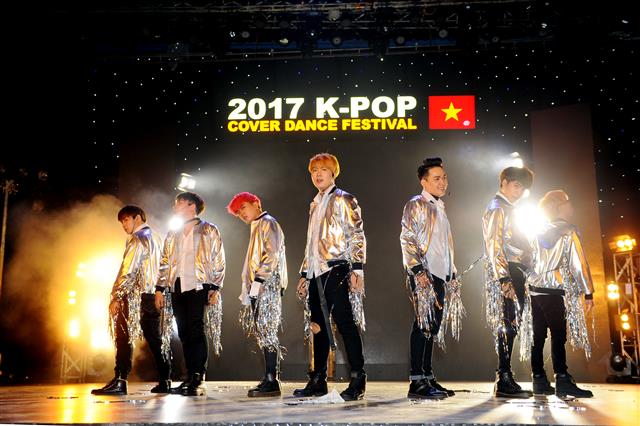 2017 케이팝 커버댄스 페스티벌에서 슈퍼노바팀이 퍼포먼스를 펼치고 있다. 슈퍼노바팀은 아이돌그룹 방탄소년단의 노래에 맞춰 칼군무를 선보여 이날 공연을 펼친 16개팀 가운데 우승을 차지했다.