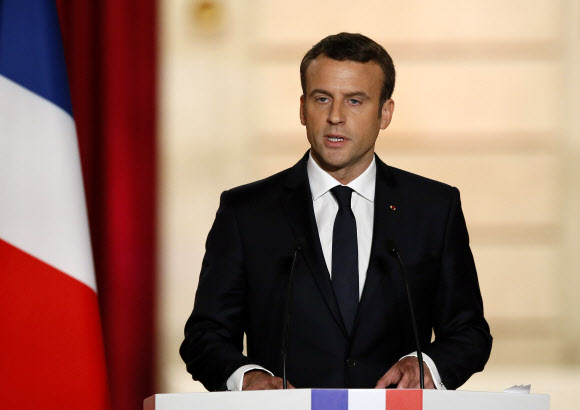 14일(현지시간) 프랑스 파리 엘리제궁에서 에마뉘엘 마크롱 프랑스 대통령이 공식 취임했다. AP 연합뉴스