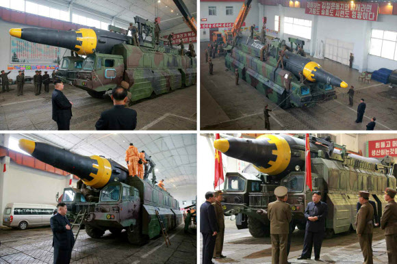 북한이 14일 신형 지상대지상 중장거리 미사일 ‘화성-12형’의 시험발사에 성공했다고 북한 노동신문이 15일 보도했다. 사진은  화성-12 미사일 조립현장을 지도하고 있는 김정은의 모습.2017.5.15