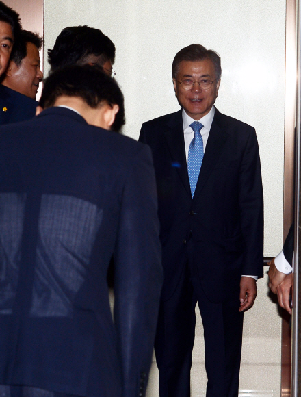 15일 오전 문재인 대통령이 여민관으로 출근해 엘리베이터에 타고있다. 2017. 05. 15 안주영 기자 jya@seoul.co.kr