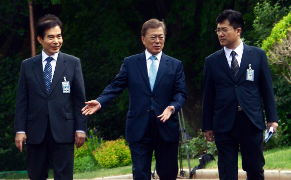 15일 오전 문재인 대통령이 청와대 관저를 출발 여민관을 향해 출근하고 있다.왼쪽부터 주영훈 경호실장,문대통령,송인배 전 민주당 선대위 일정총괄팀장. 2017. 05. 15 안주영 기자 jya@seoul.co.kr