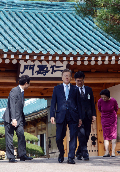 15일 오전 문재인 대통령이 청와대 관저를 출발 출근하고 있다.왼쪽부터 주영훈 경호실장,문대통령,송인배 전 민주당 선대위 일정총괄팀장, 김정숙 여사. 2017. 05. 15 안주영 기자 jya@seoul.co.kr