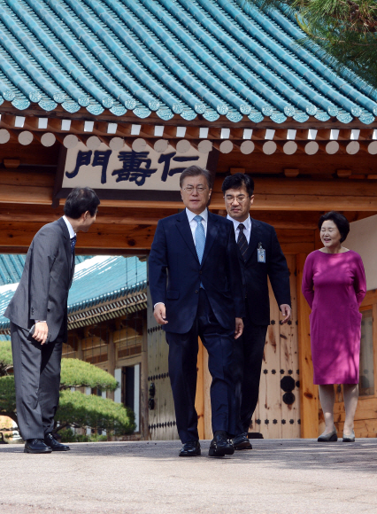 15일 오전 문재인 대통령이 청와대 관저를 출발 출근하고 있다.왼쪽부터 주영훈 경호실장,문대통령,송인배 전 민주당 선대위 일정총괄팀장, 김정숙 여사. 2017. 05. 15 안주영 기자 jya@seoul.co.kr