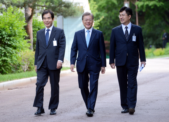 15일 오전 문재인 대통령이 청와대 관저를 출발 여민관을 향해 출근하고 있다.왼쪽부터 주영훈 경호실장,문대통령,송인배 전 민주당 선대위 일정총괄팀장. 2017. 05. 15 안주영 기자 jya@seoul.co.kr