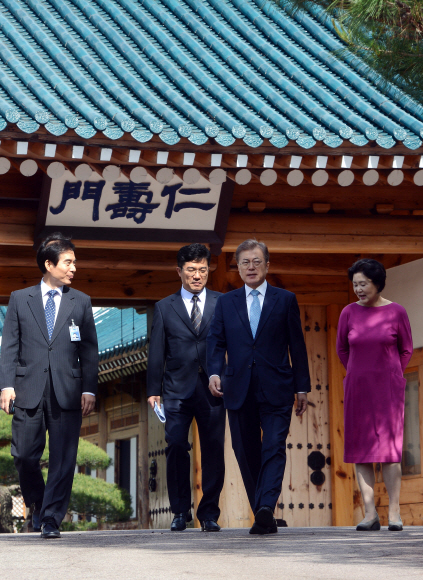 15일 오전 문재인 대통령이 청와대 관저를 출발 출근하고 있다.왼쪽부터 주영훈 경호실장,송인배 전 민주당 선대위 일정총괄팀장,문대통령,김정숙 여사. 2017. 05. 15 안주영 기자 jya@seoul.co.kr