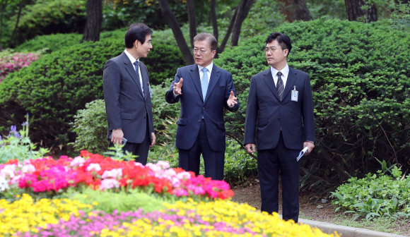 문재인 대통령이 15일 오전 거처를 청와대로 옮긴 이후 주영훈 경호실장(왼쪽), 송인배 전 더불어민주당 일정총괄팀장 등과 함께 여민관 집무실로 도보로 출근하고 있다. 2017. 05. 15 안주영 기자 jya@seoul.co.kr