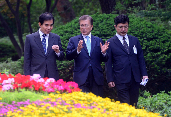 문재인 대통령이 15일 청와대 관저를 나와 주영훈(왼쪽) 경호실장, 송인배 전 더불어민주당 선대위 일정총괄팀장과 여민관 집무실로 출근하고 있다. 2017. 05. 15 안주영 기자 jya@seoul.co.kr