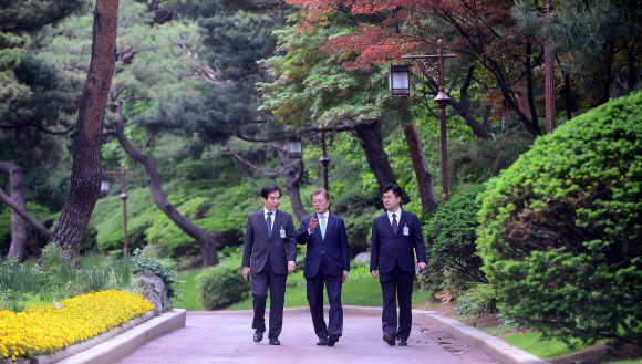 문재인 대통령이 15일 청와대 관저를 나와 주영훈(왼쪽) 경호실장, 송인배 전 더불어민주당 선대위 일정총괄팀장과 여민관 집무실로 출근하고 있다. 2017. 05. 15 안주영 기자 jya@seoul.co.kr