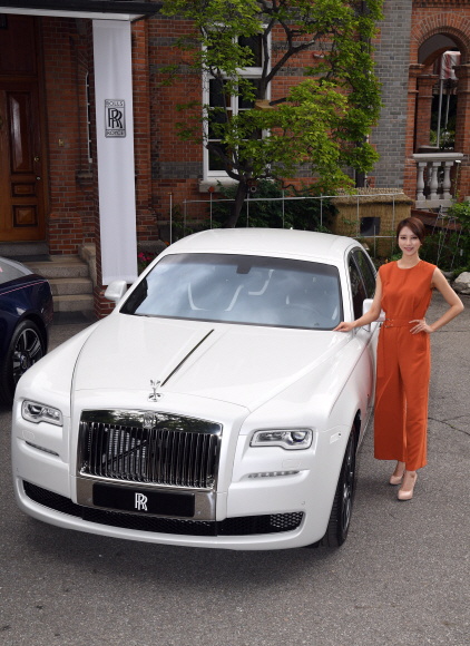 15일 서울 영국대사관에서 홍보모델이 부산과 서울을 모티브로 만든 코리아 에디션을 선보이고 있다. 2017.5.15 박지환기자 popocar@seoul.co.kr