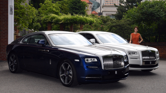 15일 서울 영국대사관에서 홍보모델이 부산과 서울을 모티브로 만든 코리아 에디션을 선보이고 있다. 2017.5.15 박지환기자 popocar@seoul.co.kr