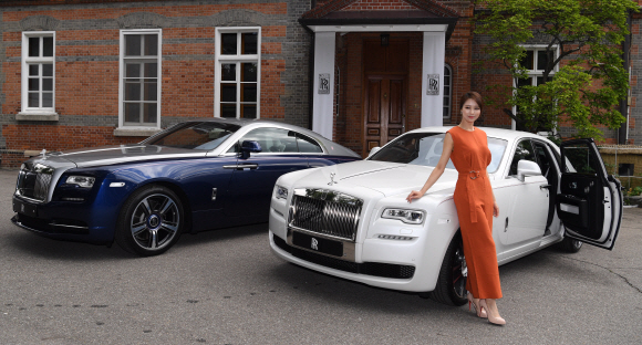 15일 서울 영국대사관에서 홍보모델이 부산과 서울을 모티브로 만든 코리아 에디션을 선보이고 있다. 2017.5.15 박지환기자 popocar@seoul.co.kr