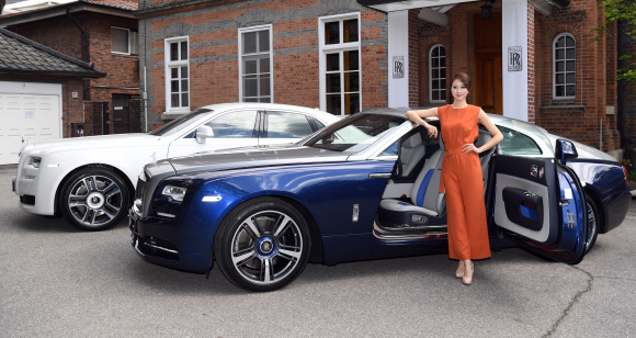 15일 서울 영국대사관에서 홍보모델이 부산과 서울을 모티브로 만든 코리아 에디션을 선보이고 있다. 2017.5.15 박지환기자 popocar@seoul.co.kr