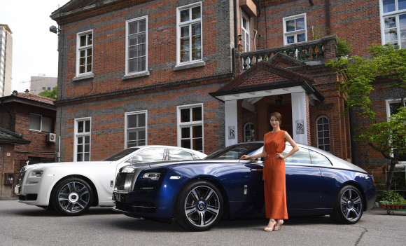 15일 서울 영국대사관에서 홍보모델이 부산과 서울을 모티브로 만든 코리아 에디션을 선보이고 있다. 2017.5.15 박지환기자 popocar@seoul.co.kr