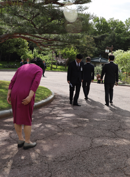 문재인 대통령이 15일 거처를 청와대로 옮긴 이후 처음으로 본관 집무실에 출근하기 위해 부인 김정숙 여사의 배웅을 받으며 여민관 집무실로 출근하고 있다. 2017. 05. 15 안주영 기자 jya@seoul.co.kr