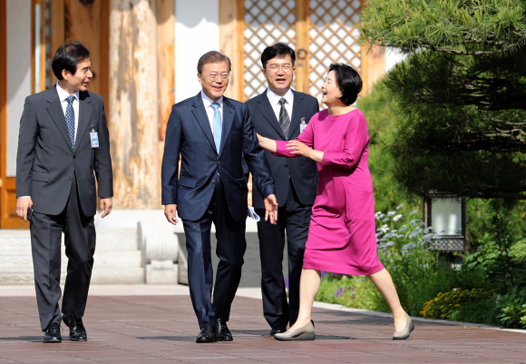 문재인 대통령(왼쪽 두 번째)이 15일 거처를 청와대로 옮긴 이후 처음으로 여민관 집무실에 출근하기 위해 부인 김정숙 여사(오른쪽 두 번째)의 배웅을 받으며 주영훈 경호실장(왼쪽 첫 번째), 송인배 전 더불어민주당 일정총괄팀장(오른쪽 첫 번째) 등과 함께 관저에서 나오고 있다. 2017. 05. 15 안주영 기자 jya@seoul.co.kr
