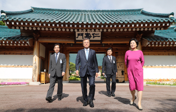 문재인 대통령이 15일 거처를 청와대로 옮긴 이후 처음으로 본관 집무실에 출근하기 위해 부인 김정숙 여사의 배웅을 받으며 주영훈 경호실장, 송인배 전 더불어민주당 일정총괄팀장 등과 함께 관저 인수문을 나서고 있다. 2017. 05. 15 안주영 기자 jya@seoul.co.kr