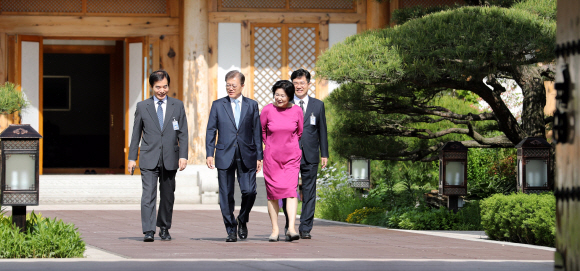 문재인 대통령(왼쪽 두 번째)이 15일 거처를 청와대로 옮긴 이후 처음으로 여민관 집무실에 출근하기 위해 부인 김정숙 여사(오른쪽 두 번째)의 배웅을 받으며 주영훈 경호실장(왼쪽 첫 번째), 송인배 전 더불어민주당 일정총괄팀장(오른쪽 첫 번째) 등과 함께 관저에서 나오고 있다. 2017. 05. 15 안주영 기자 jya@seoul.co.kr