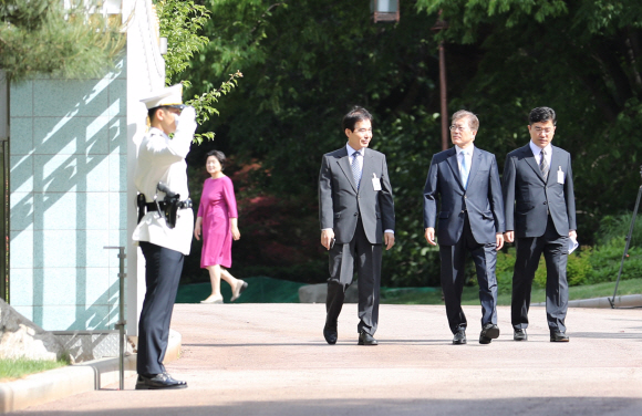 문재인 대통령 부인 김정숙 여사가 15일 거처를 청와대로 옮긴 이후 처음으로 여민관 집무실에 출근하는 문 대통령, 주영훈 경호실장, 송인배 전 더불어민주당 일정총괄팀장을 관저 앞 초소 근처까지 나와 배웅하고 있다. 2017. 05. 15 안주영 기자 jya@seoul.co.kr