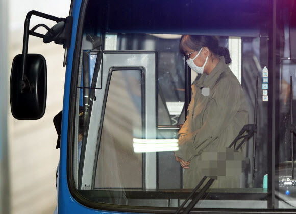 호송차에서 내리는 최순실