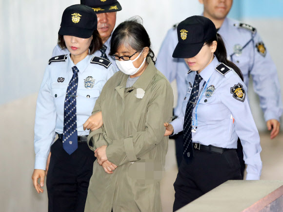 ’삼성 뇌물’ 공판 출석하는 최순실