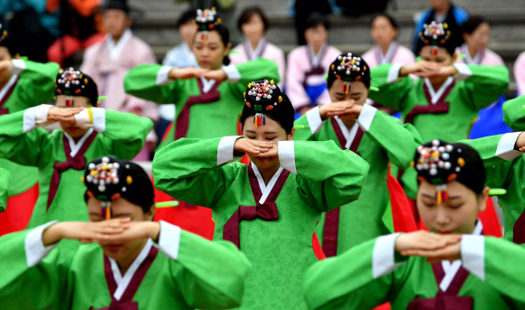 15일 서울 남산한옥마을에서 열린 전통성인식에 참석한 학생들이 절을 하고 있다.  2017.5.15 박지환기자 popocar@seoul.co.kr