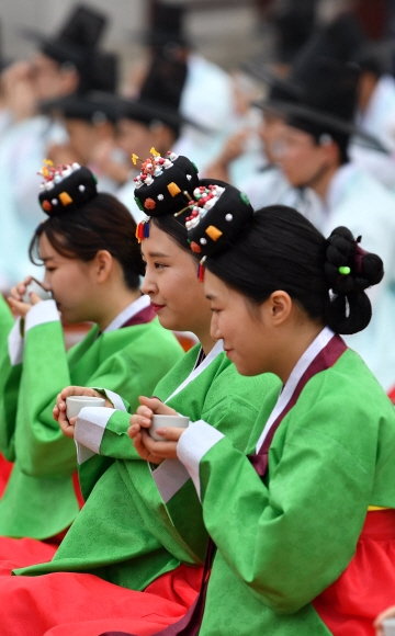 15일 서울 남산한옥마을에서 열린 전통성인식에 참석한 학생들이 성년의 의식으로 차를 마시고 있다. 2017.5.15 박지환기자 popocar@seoul.co.kr