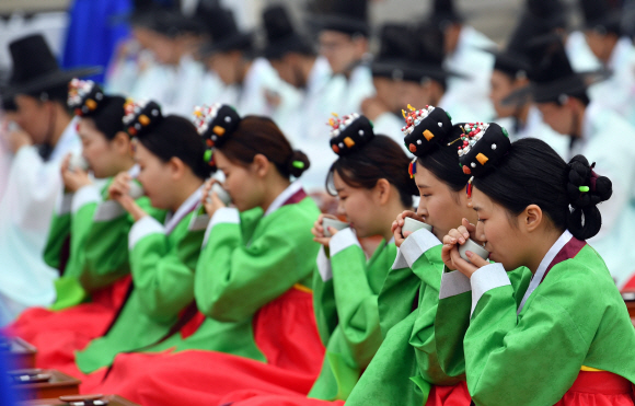 15일 서울 남산한옥마을에서 열린 전통성인식에 참석한 학생들이 성년의 의식으로 차를 마시고 있다. 2017.5.15 박지환기자 popocar@seoul.co.kr