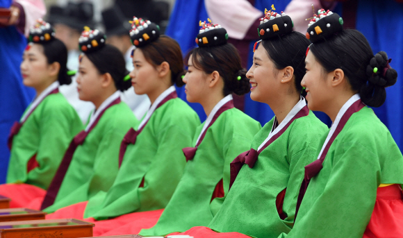 15일 서울 남산한옥마을에서 열린 전통성인식에 참석한 학생들이 밝은 표정을 짓고 있다 .  2017.5.15 박지환기자 popocar@seoul.co.kr