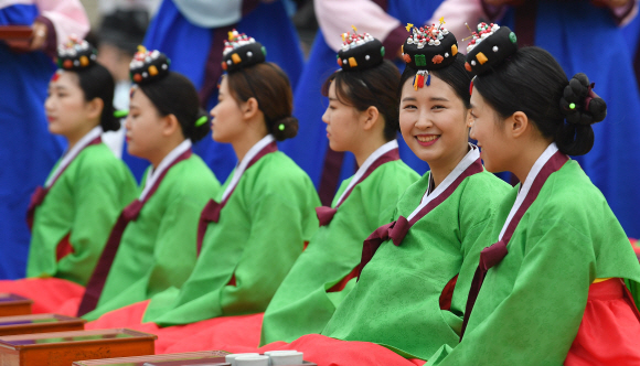 15일 서울 남산한옥마을에서 열린 전통성인식에 참석한 학생들이 밝은 표정을 짓고 있다. 2017.5.15 박지환기자 popocar@seoul.co.kr