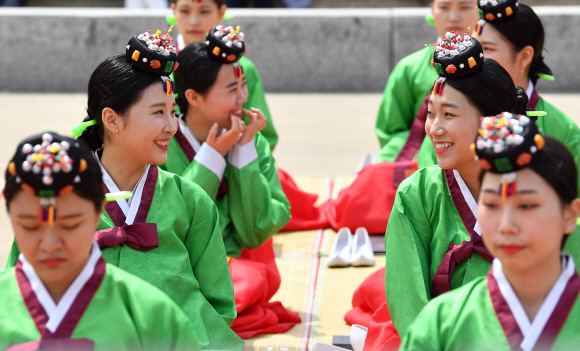 15일 서울 남산한옥마을에서 열린 전통성인식에 참석한 학생들이 밝은 표정을 짓고 있다 .  2017.5.15 박지환기자 popocar@seoul.co.kr