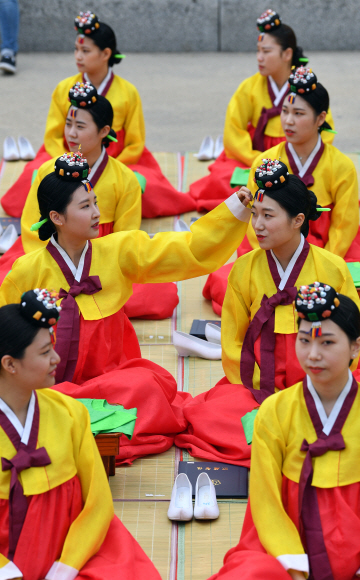 15일 서울 남산한옥마을에서 열린 전통성인식에 참석한 학생들이 밝은 표정을 짓고 있다 .  2017.5.15 박지환기자 popocar@seoul.co.kr