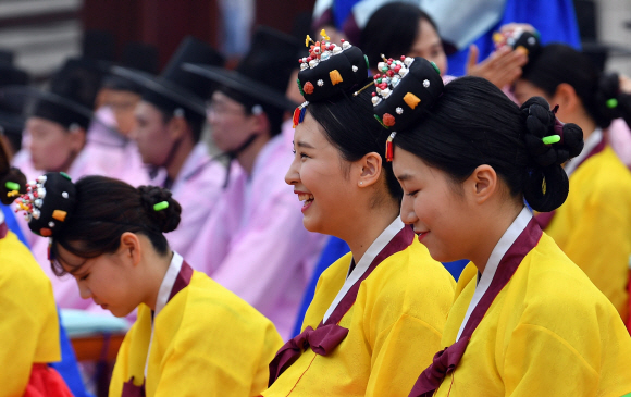 15일 서울 남산한옥마을에서 열린 전통성인식에 참석한 학생들이 밝은 표정을 짓고 있다 .  2017.5.15 박지환기자 popocar@seoul.co.kr