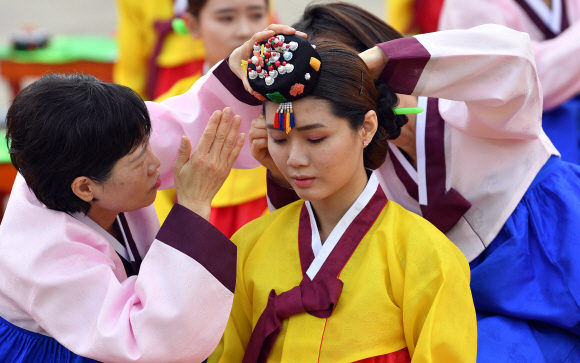 15일 서울 남산한옥마을에서 열린 전통성인식에 참석한 학생들이 진지한 표정을 짓고 있다 .  2017.5.15 박지환기자 popocar@seoul.co.kr