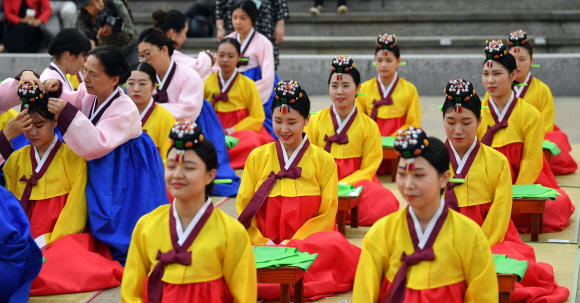 15일 서울 남산한옥마을에서 열린 전통성인식에 참석한 학생들이 밝은 표정을 짓고 있다 .  2017.5.15 박지환기자 popocar@seoul.co.kr