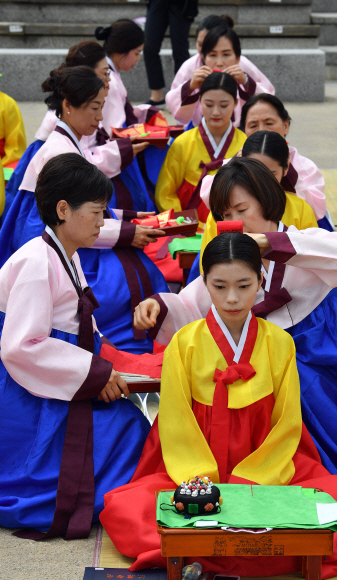 15일 서울 남산한옥마을에서 열린 전통성인식에 참석한 학생들이 진지한 표정을 짓고 있다 .  2017.5.15 박지환기자 popocar@seoul.co.kr