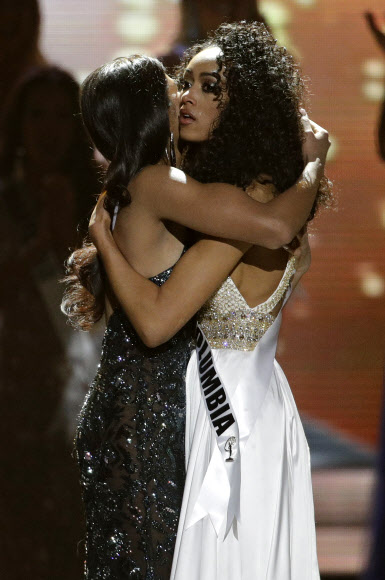 새로운 미스 USA인 미스 District of Columbia USA 카라 맥컬러프가 14일(현지시간) 미국 네바다주 라스베이거스에서 열린 ‘미스 USA 콘테스트’ 중 2위 미스 뉴저지 USA Chhavi Verg의 포옹을 받고 있다. AP 연합뉴스