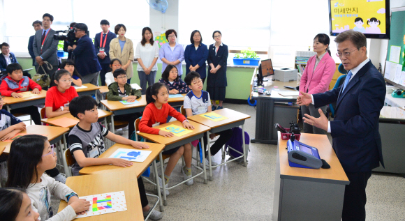 문재인 대통령이 15일 오후 찾아가는 대통령 2편으로 서울 양천구 은정초등학교에서 열린 미세먼지 바로알기 방문교실에 참석해 학생들의 질문에 답하고 있다. 2017. 05. 15 안주영 기자 jya@seoul.co.kr