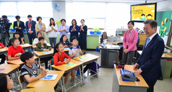 문재인 대통령이 15일 오후 찾아가는 대통령 2편으로 서울 양천구 은정초등학교에서 열린 미세먼지 바로알기 방문교실에 참석해 학생들과 대화하고 있다. 2017. 05. 15 안주영 기자 jya@seoul.co.kr