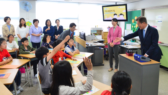 문재인 대통령이 15일 오후 찾아가는 대통령 2편으로 서울 양천구 은정초등학교에서 열린 미세먼지 바로알기 방문교실에 참석해 학생들로부터 미세먼지에 대한 질문을 받고 있다. 2017. 05. 15 안주영 기자 jya@seoul.co.kr