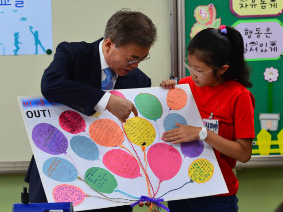 문재인 대통령이 15일 오후 찾아가는 대통령 2편으로 서울 양천구 은정초등학교에서 열린 미세먼지 바로알기 방문교실에 참석해 학생들로부터 받은 편지의 내용 설명을 듣고 있다. 2017. 05. 15 안주영 기자 jya@seoul.co.kr