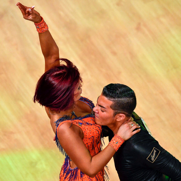 핀란드 Simone Lehikoinen(왼쪽)과 Antti-Pekka Pitkanen이 14일(현지시간) the World Dance Sport Federation(WDSP)의 ‘라틴 댄스 유럽 컵 스탠다드 성인 프로 대회’에서 열정적인 무대를 연출하고 있다. EPA 연합뉴스