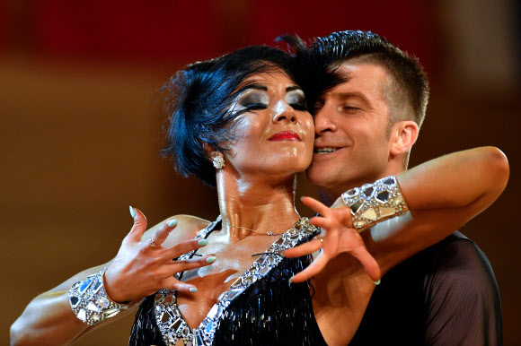 러시아 Anzhela Kuryshova(왼쪽)와 Alexandr Makarov가 14일(현지시간) the World Dance Sport Federation(WDSP)의 ‘라틴 댄스 유럽 컵 스탠다드 성인 프로 대회’에서 열정적인 무대를 연출하고 있다. EPA 연합뉴스