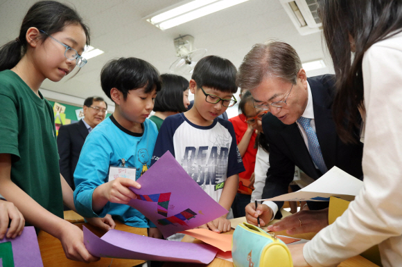 문재인 대통령이 15일 오후 서울 양천구 은정초등학교에서 열린 ’미세먼지 바로 알기 교실’ 행사를 마친 뒤 학생들에게 사인해 주고 있다. 2017. 05. 15 안주영 기자 jya@seoul.co.kr