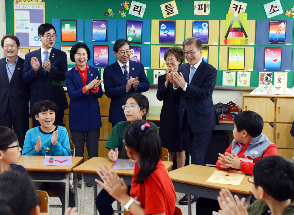 문재인 대통령이 15일 오후 서울 양천구 은정초등학교 5학년1반  미세먼지 바로알기 방문교실을 방문, 교실 앞쪽으로 향하고 있다. 2017. 05. 15 안주영 기자 jya@seoul.co.kr