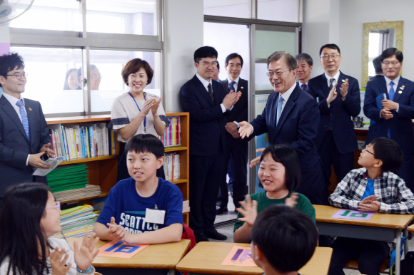 문재인 대통령이 15일 오후 서울 양천구 은정초등학교 5학년1반  미세먼지 바로알기 방문교실을 방문, 교실 앞쪽으로 향하고 있다. 2017. 05. 15 안주영 기자 jya@seoul.co.kr