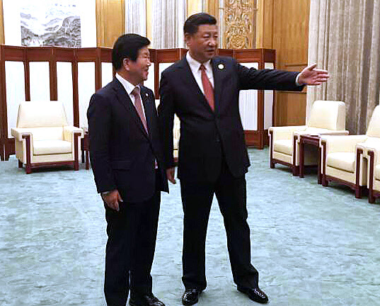 시진핑(오른쪽) 중국 국가주석이 지난 14일 베이징 인민대회당에서 일대일로 국제협력 정상포럼 참석차 중국을 방문한 박병석(왼쪽) 더불어민주당 의원을 안내하고 있다. 한국 정부대표단 단장인 박 의원은 환영 만찬에 앞서 중국으로부터 시 주석 면담을 통보받았고 환영 만찬이 끝난 뒤 10여분 정도 시 주석을 별도로 면담했다. 박병석 의원실 제공