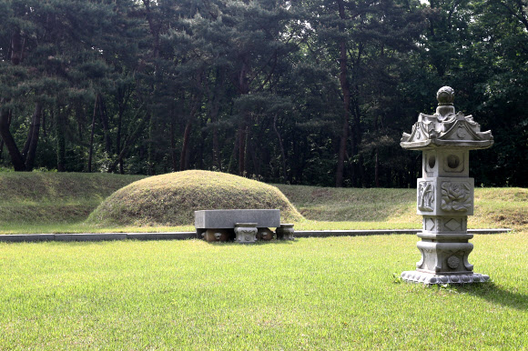 문화재청은 경기도 남양주시 금곡동 ’홍릉과 유릉’(사적 제207호)에 있는 덕혜옹주묘와 의친왕묘를 16일부터 일반에 공개했다. 덕혜옹주(1912∼1989)는 고종과 복녕당 양씨 사이에서 태어난 대한제국의 마지막 황녀이다. 의친왕(1877∼1955)은 고종의 다섯째 아들이다. 문화재청은 대한제국 선포 120주년을 맞아 이번에 일반인에게 전면 개방하기로 했다. 사진은 의친왕묘의 모습.  연합뉴스