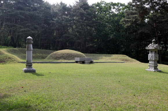문화재청은 경기도 남양주시 금곡동 ’홍릉과 유릉’(사적 제207호)에 있는 덕혜옹주묘와 의친왕묘를 16일부터 일반에 공개했다. 덕혜옹주(1912∼1989)는 고종과 복녕당 양씨 사이에서 태어난 대한제국의 마지막 황녀이다. 의친왕(1877∼1955)은 고종의 다섯째 아들이다. 문화재청은 대한제국 선포 120주년을 맞아 이번에 일반인에게 전면 개방하기로 했다. 사진은 의친왕묘의 모습. 연합뉴스