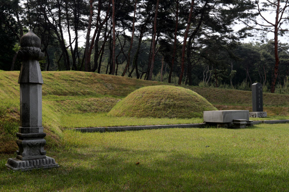 문화재청은 경기도 남양주시 금곡동 ’홍릉과 유릉’(사적 제207호)에 있는 덕혜옹주묘와 의친왕묘를 16일부터 일반에 공개했다. 덕혜옹주(1912∼1989)는 고종과 복녕당 양씨 사이에서 태어난 대한제국의 마지막 황녀이다. 의친왕(1877∼1955)은 고종의 다섯째 아들이다. 문화재청은 대한제국 선포 120주년을 맞아 이번에 일반인에게 전면 개방하기로 했다. 사진은 덕혜옹주묘의 모습.  연합뉴스